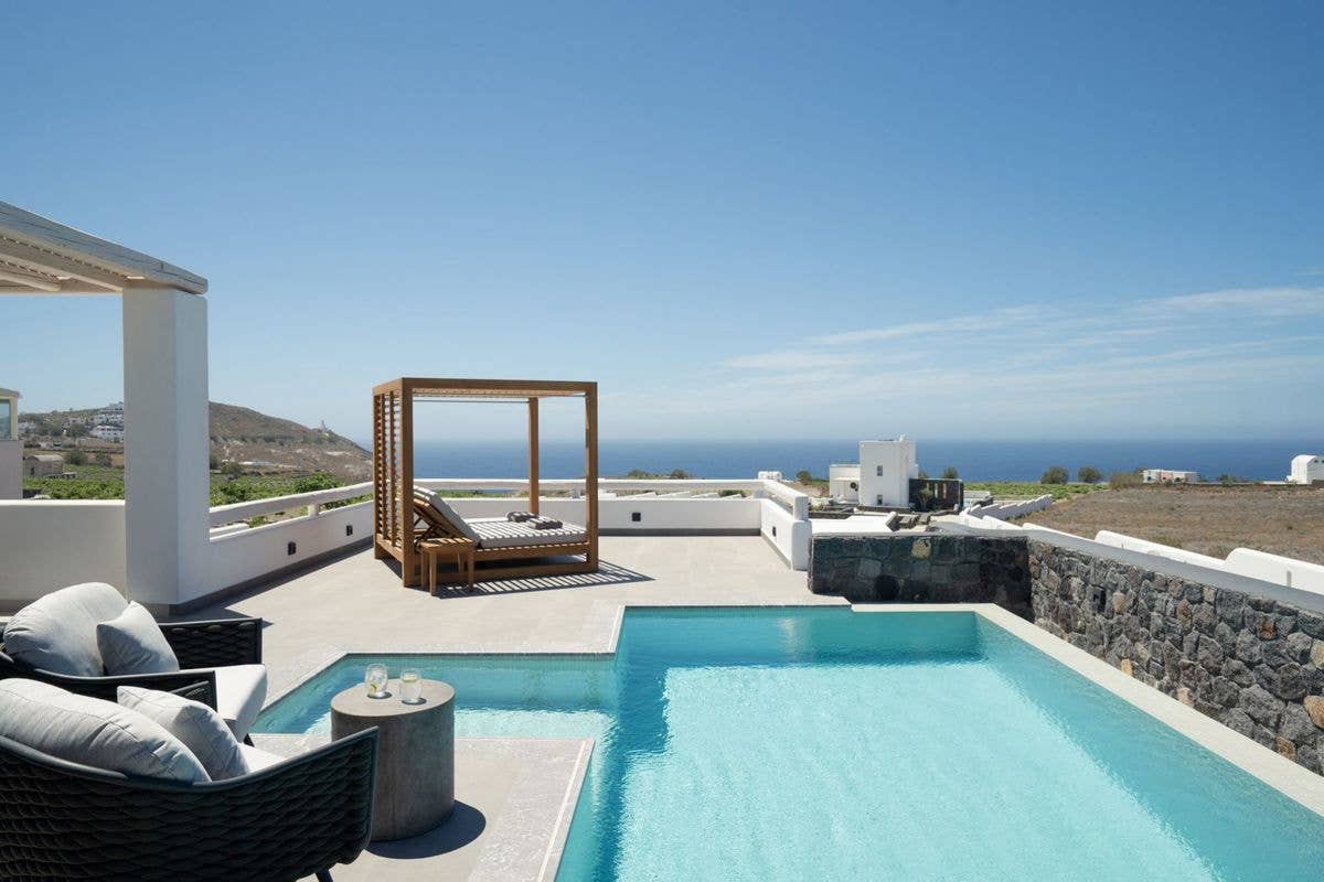 4nts 5* B&B La Ponta Villas&Suites Akrotiri, Santorini, Greek Islands for 2 adults from Stansted 9th Oct ret to Gatwick (flight and hotel)