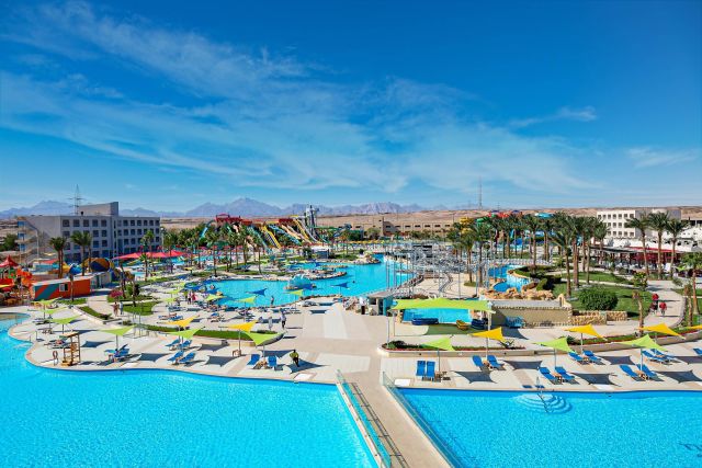 All inclusive holiday to Egypt. 25-jan - 1 feb. flight from Luton. 4 star Titanic Resort & Aquapark. 2 people sharing